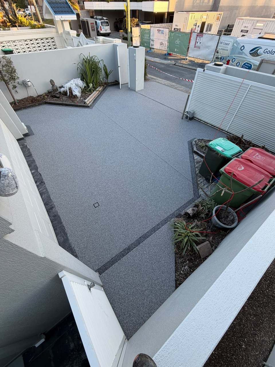 Two-tone resin courtyard Palm Beach